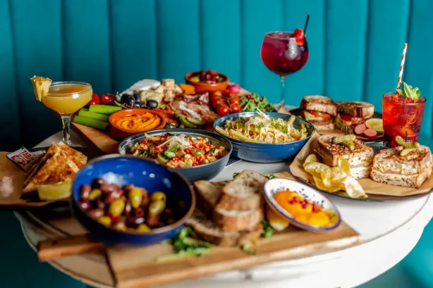 De Tapascultuur van Sevilla: Een Culinaire Reis langs Authentieke Bars